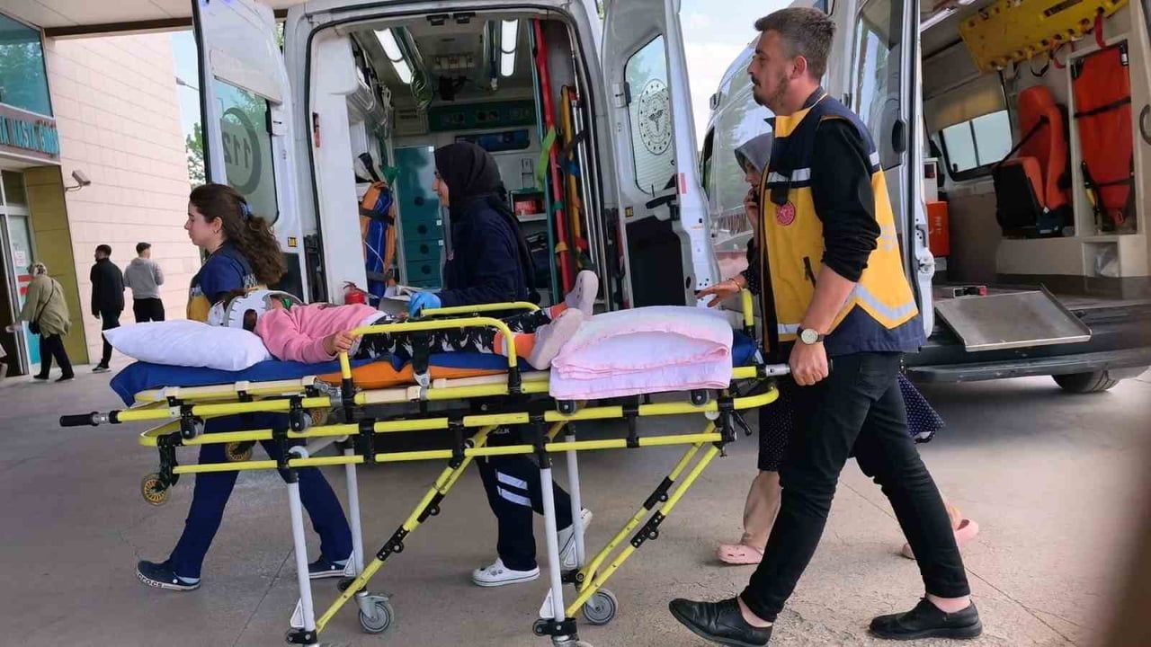 İnegöl'de balkonda oynayan 5 yaşındaki çocuk başına düşen mermerle ağır yaralandı