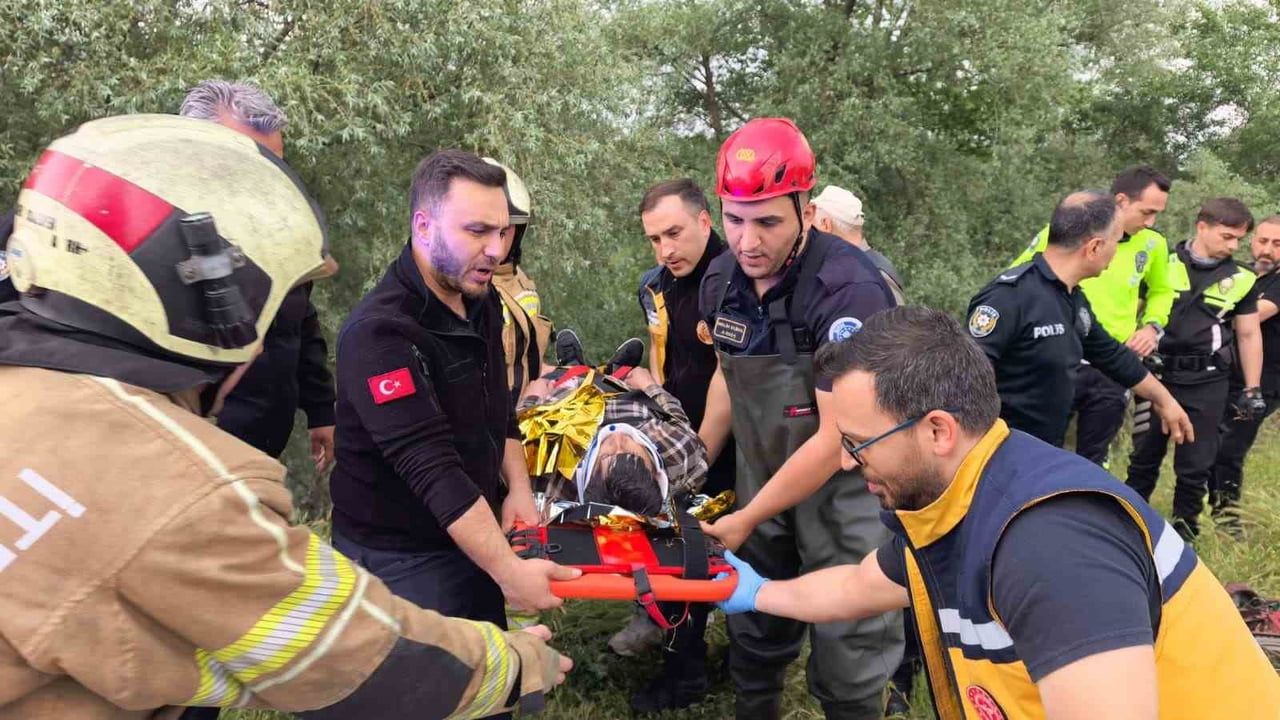 İnegöl'de Bedre Deresi'ne Düşen Genç Ekiplerin Müdahalesiyle Kurtarıldı