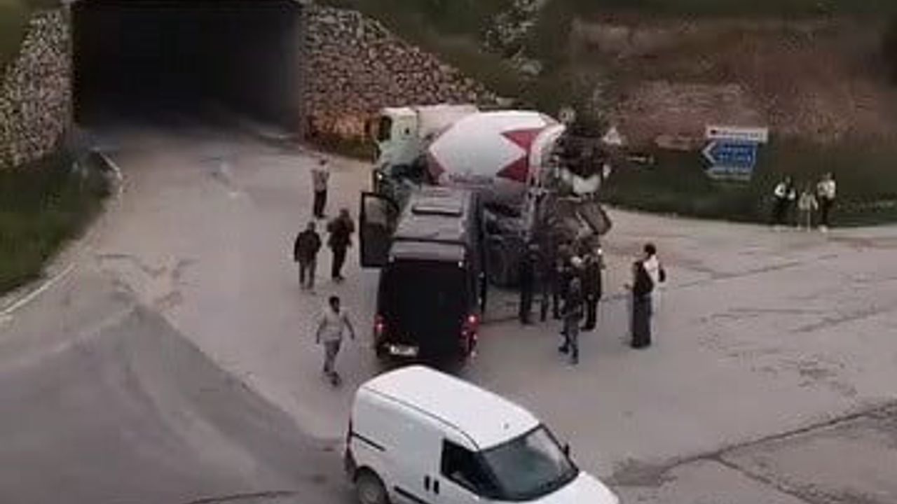 İnegöl'de beton mikseri ile tur minibüsü çarpıştı: 2 yaralı