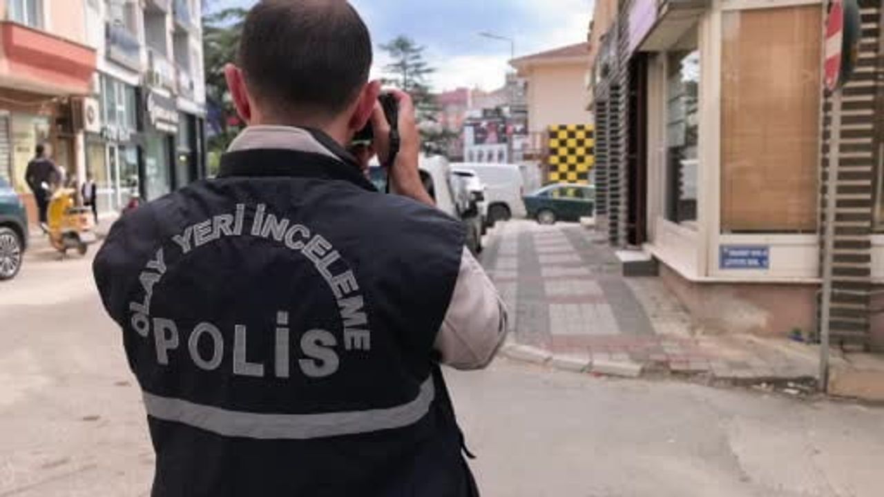 İnegöl'de bıçaklı kavga: 1 kişi ensesinden yaralandı, bıçağın atardamara 1 milim kala durduğu bildirildi