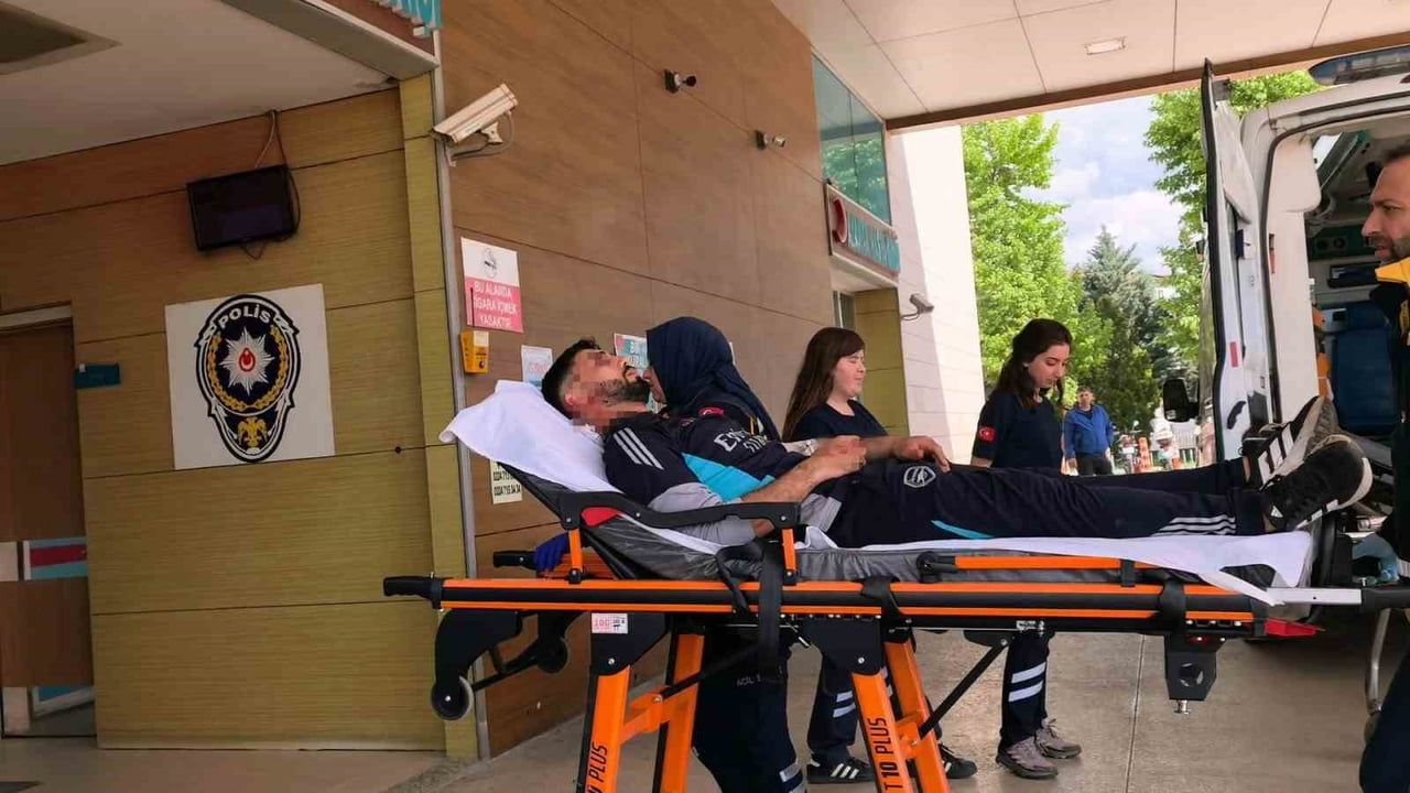 İnegöl'de bıçaklı kavga: Genç ensesinden yaralandı, atardamara 1 mm kaldığı tespit edildi