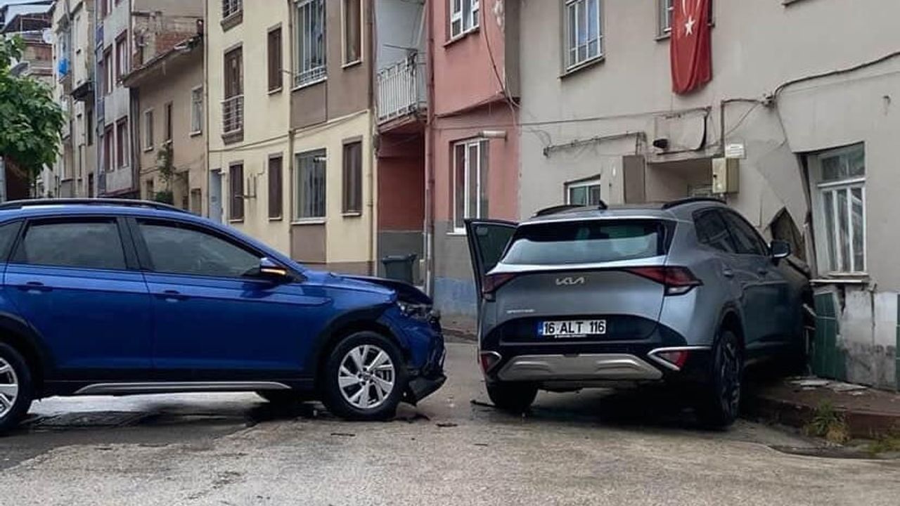 İnegöl'de Cip ile Otomobil Çarpıştı: Savrulan Cip Eve Girdi