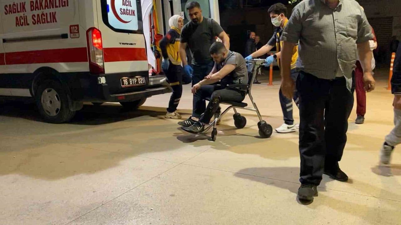 İnegöl'de direksiyon başında fenalaşan sürücü park halindeki araçlara ve doğalgaz panosuna çarptı