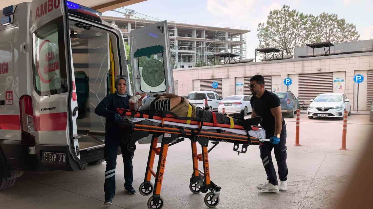 İnegöl'de geri manevra yapan servis minibüsünün çarptığı 80 yaşındaki adam yaralandı