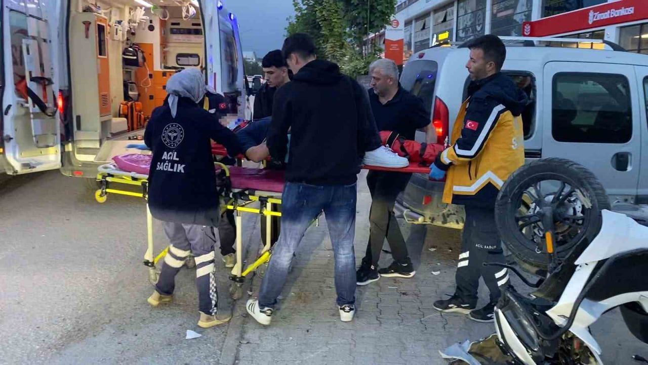 İnegöl'de hafif ticari araçla çarpışan motosiklette 2 kişi yaralandı