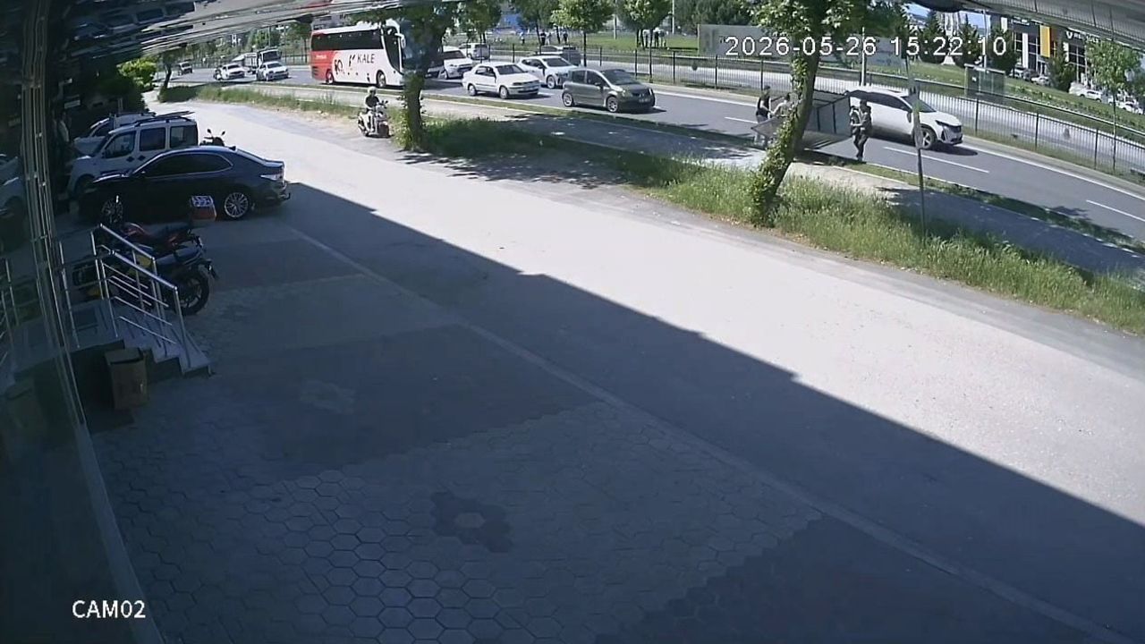 İnegöl'de kamyonetten düşen demir kafes, vatandaşların müdahalesiyle kaldırıldı