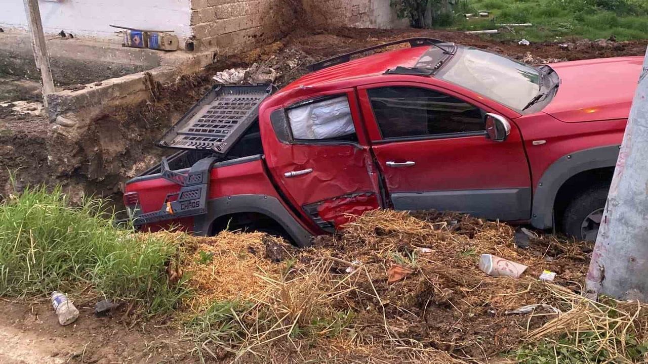 İnegöl'de kontrolden çıkan kamyonet çukura düştü: sürücü yaralandı