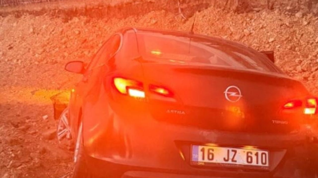 İnegöl'de kontrolden çıkan otomobil üstgeçit inşaatına uçtu: 2 yaralı