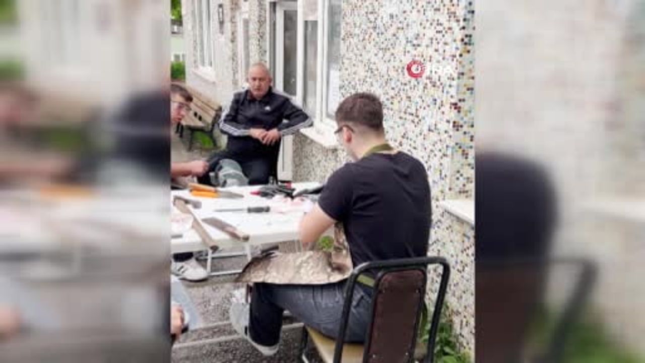 İnegöl’de meslek lisesi öğrencileri kurbanlık bıçakları ücretsiz bileme hizmeti sundu