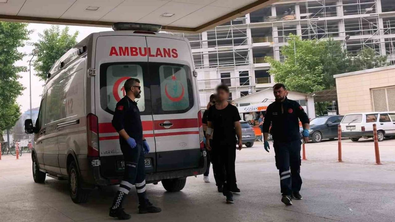 İnegöl'de meyve keserken kolunu kesen genç, hastaneye sevk edildi