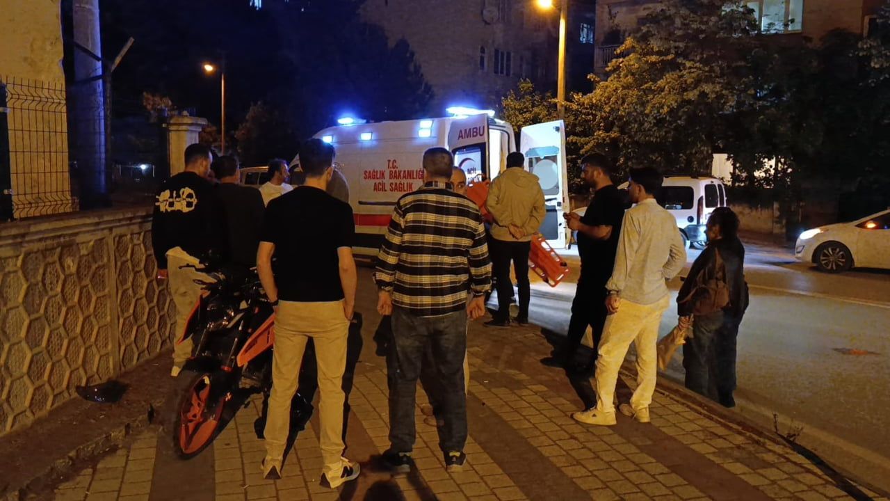 İnegöl'de motosiklet kontrolden çıkarak site duvarına çarptı: Sürücü yaralandı