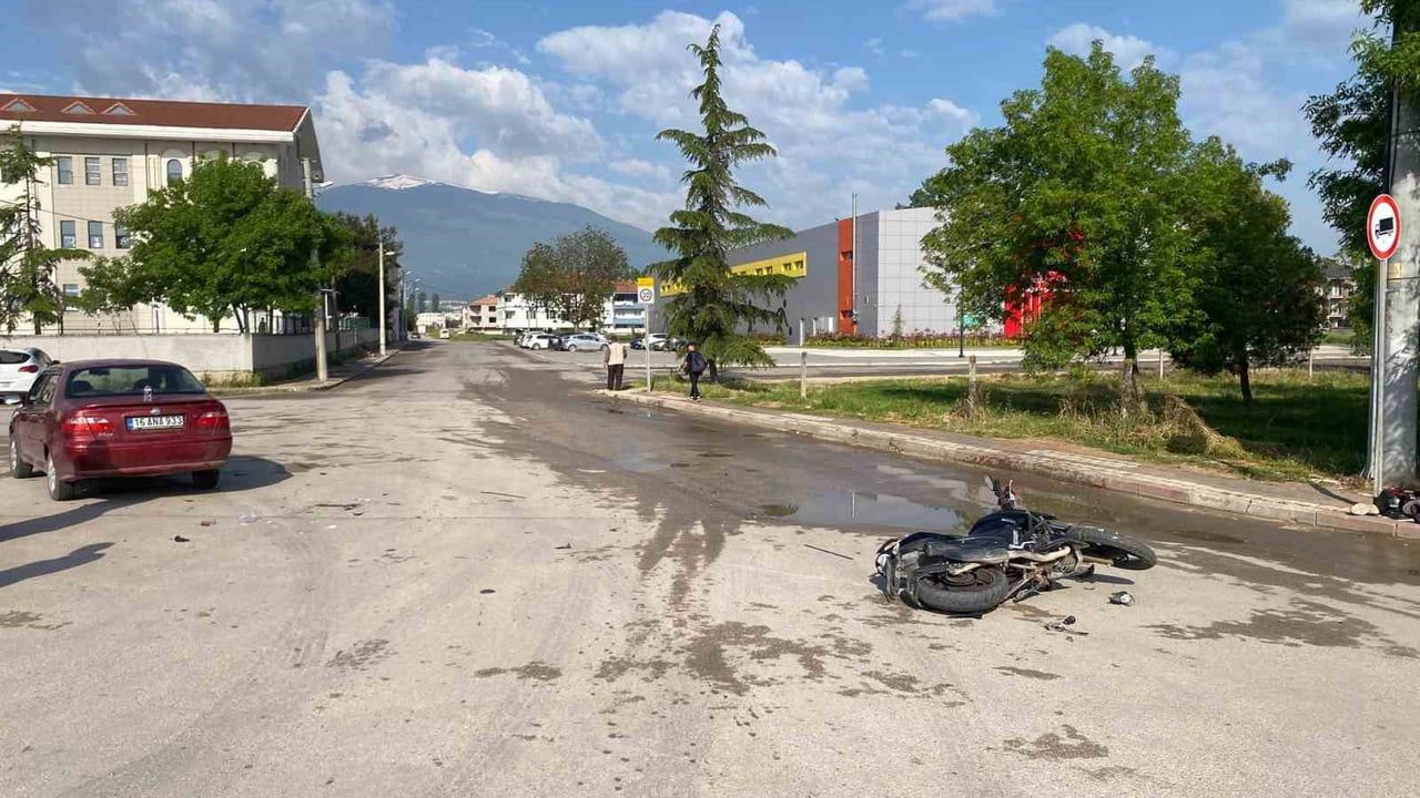 İnegöl'de otomobil ile motosiklet çarpıştı: 5 kişi yaralandı