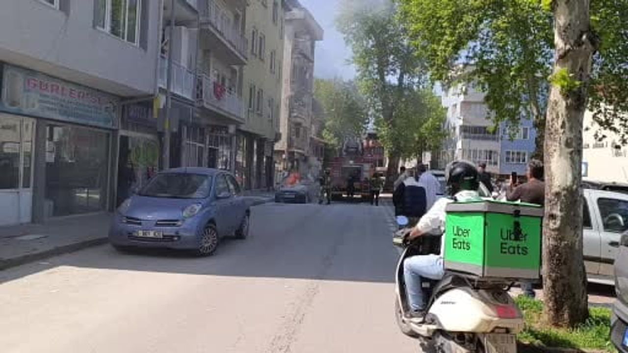 İnegöl’de Park Halindeki Otomobil Motorunda Çıkan Yangında Hasar Oluştu