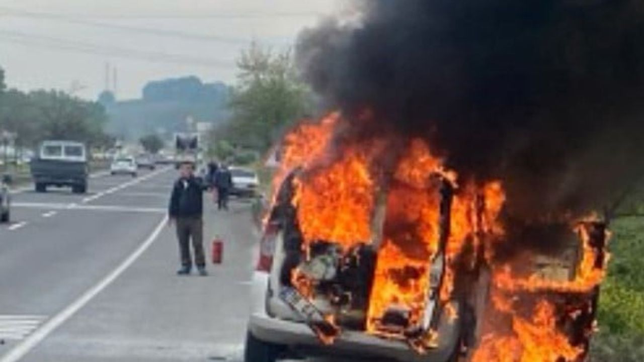 İnegöl'de seyir halindeki hafif ticari araç motor yangını sonucu kullanılamaz hale geldi
