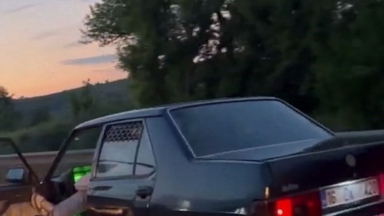 İnegöl'de sürücünün kapıyı açıp ayağını kapıya dayaması trafikte tehlike oluşturdu