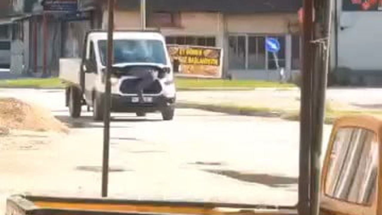 İnegöl'de Tamirci Seyir Halindeki Kamyonetin Motor Bölümünde Arızayı İnceledi