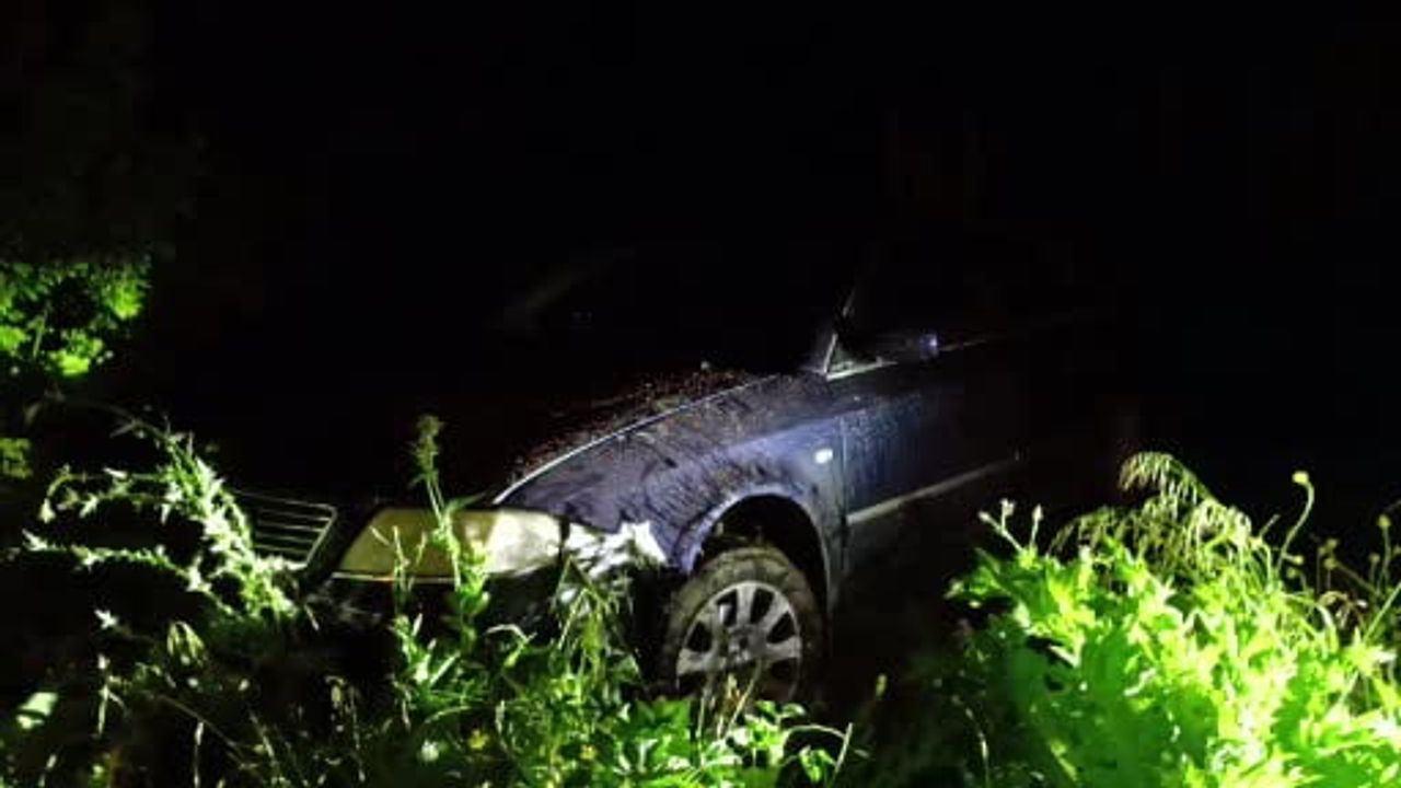 İnegöl'de yağışla kayganlaşan yolda kontrolden çıkan otomobil tarlaya uçtu; sürücü aracı terk etti