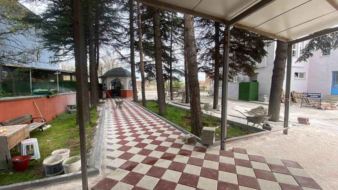 İnönü Belediyesi, Oklubalı Mahallesi’nde Okul Duvarı ve Merkez Cami Bahçe Düzenlemesini Tamamladı