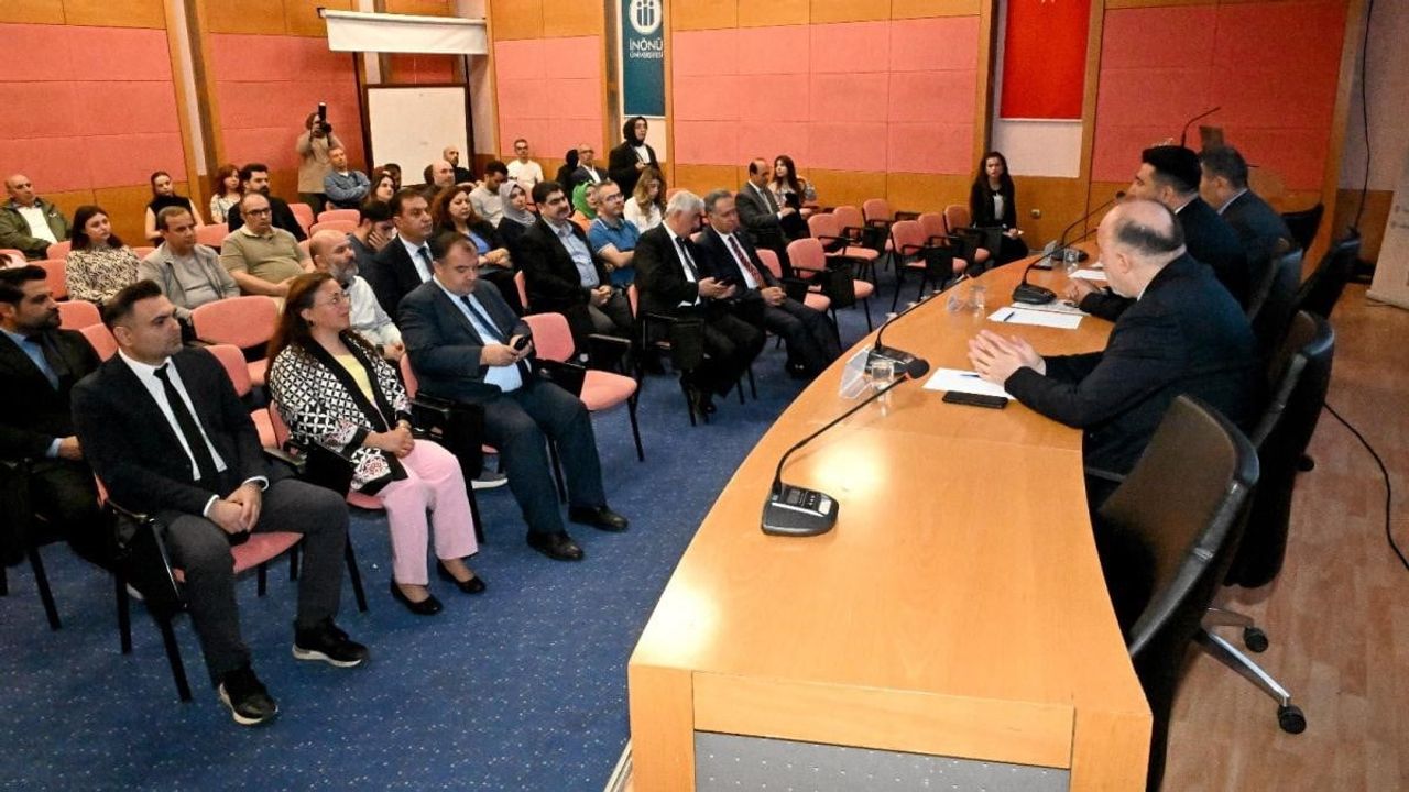İnönü Üniversitesi'nde merkezi sınavların dönüşümü paneli: Dijitalleşme, güvenlik ve dört beceri temelli dil sınavları