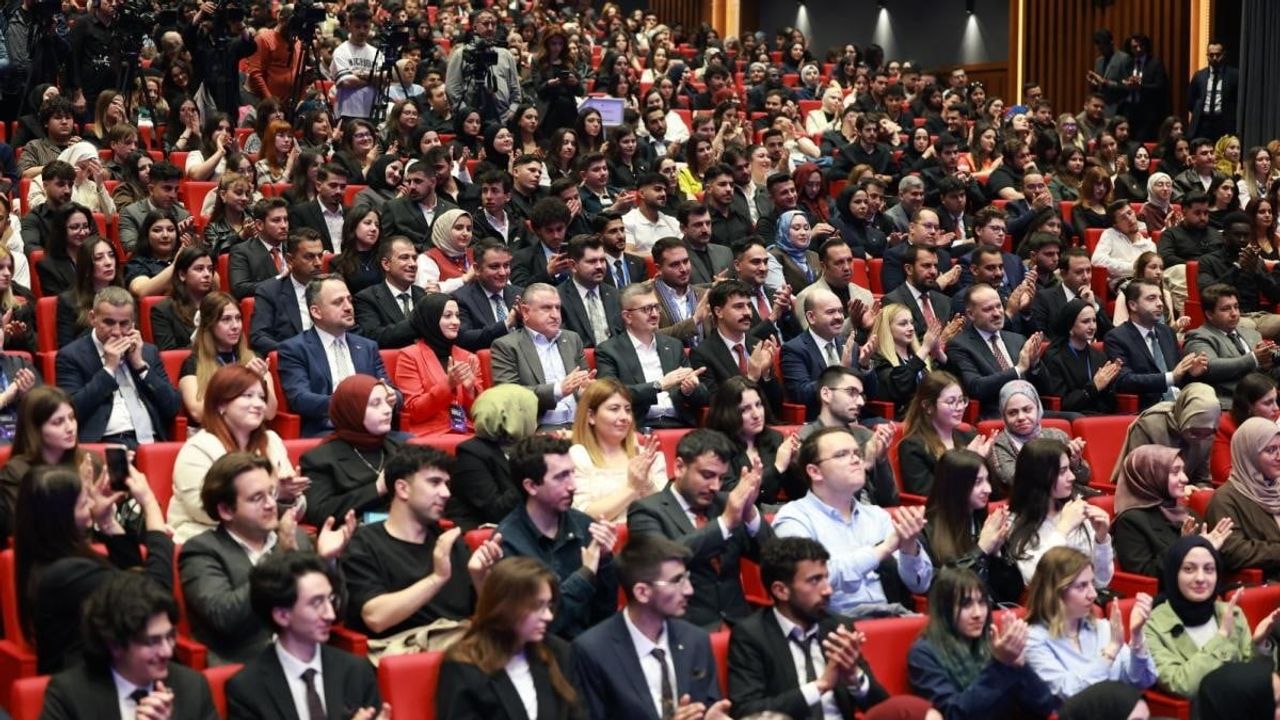 İnönü Üniversitesi Topluluğu, Dezenformasyonla Mücadele Ulusal Gençlik Zirvesi 2026'ye Katıldı