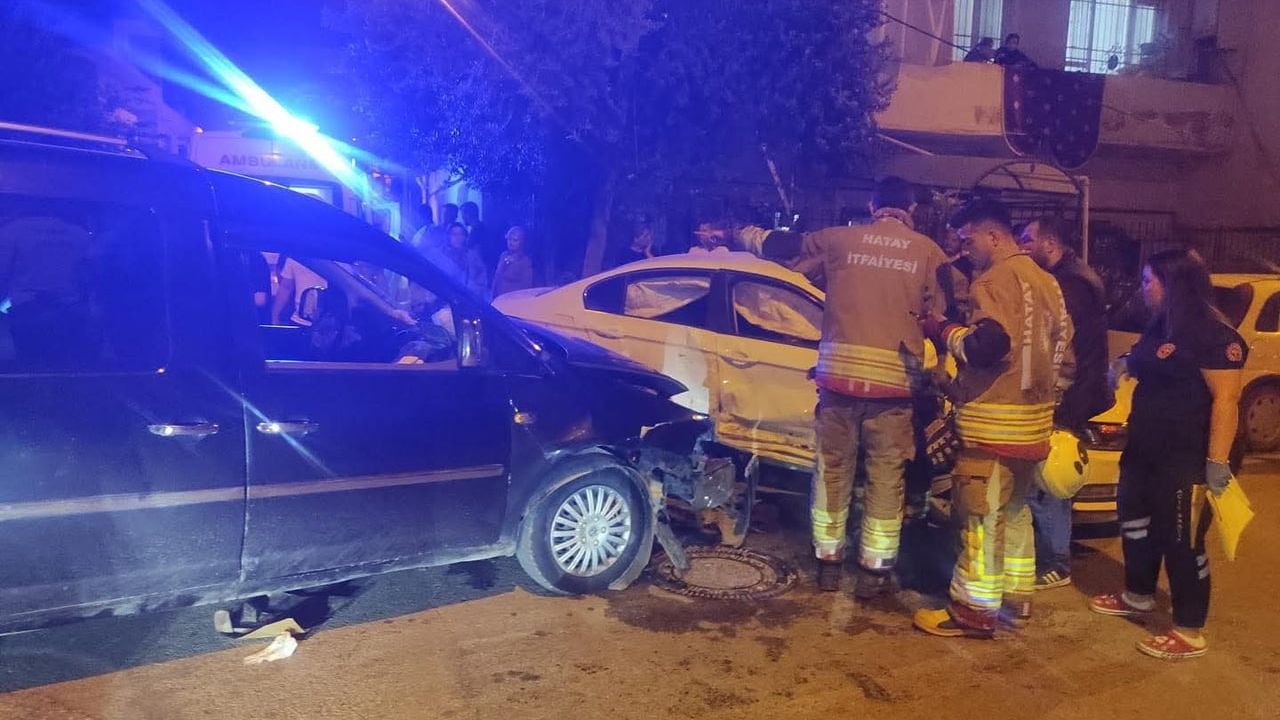 İskenderun'da kavşakta trafik kazası: Otomobil ile hafif ticari araç çarpıştı, 4 yaralı