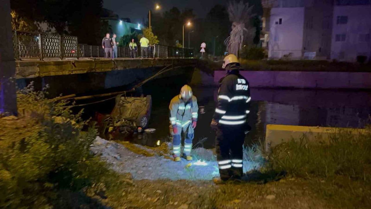 İskenderun'da otomobil Feyzan su kanalına uçtu: 2 kişi yaralandı