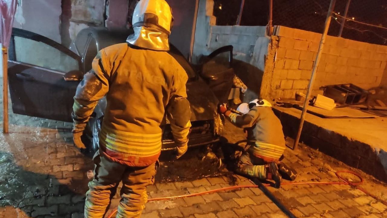 İskenderun'da park halindeki otomobilin motoru yandı