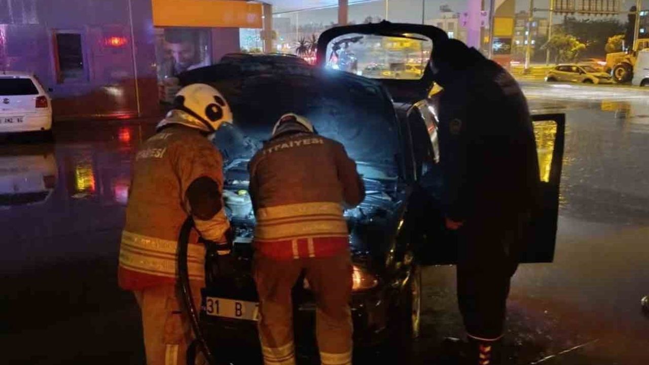 İskenderun'da seyir halindeki otomobilin motoru yandı — İtfaiye müdahale etti
