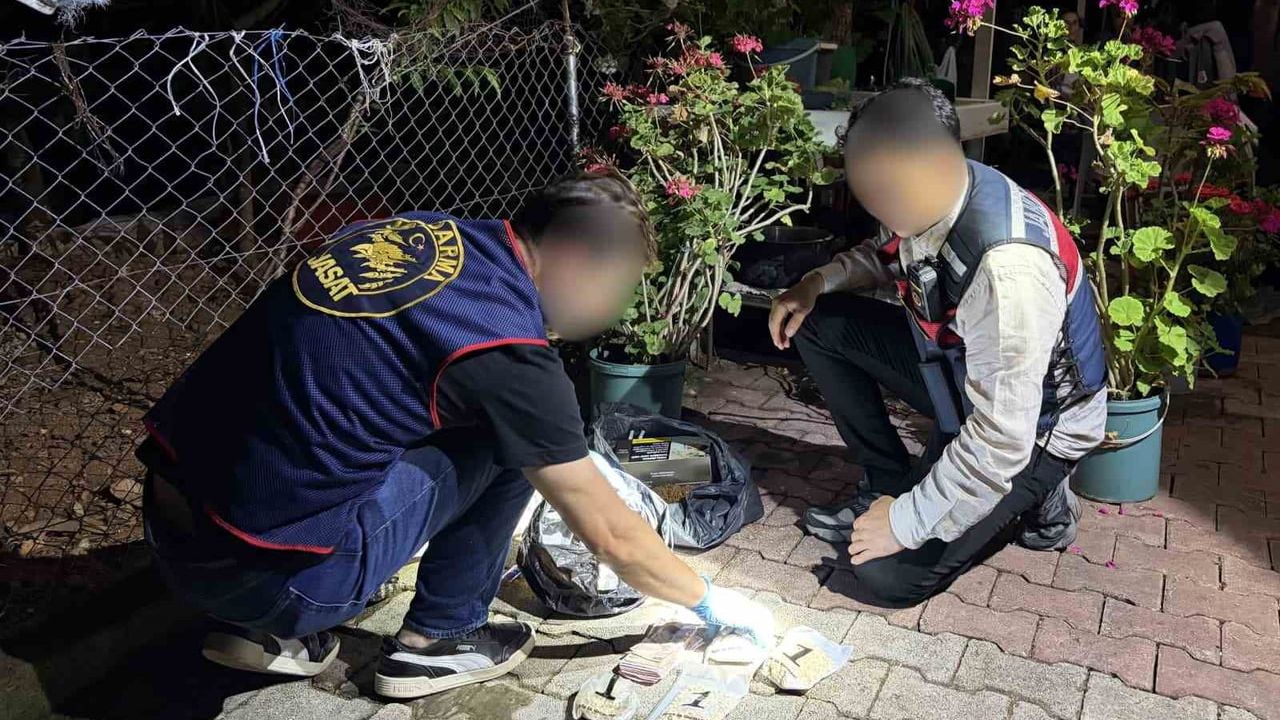 İskenderun'da uyuşturucu operasyonu: Captagon, sentetik kannabinoid ve silah ele geçirildi
