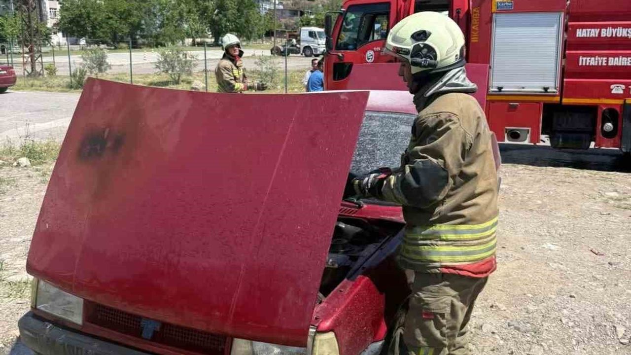 İskenderun Modernevler'de seyir halindeki TOFAŞ'ın motorunda yangın, itfaiye söndürdü