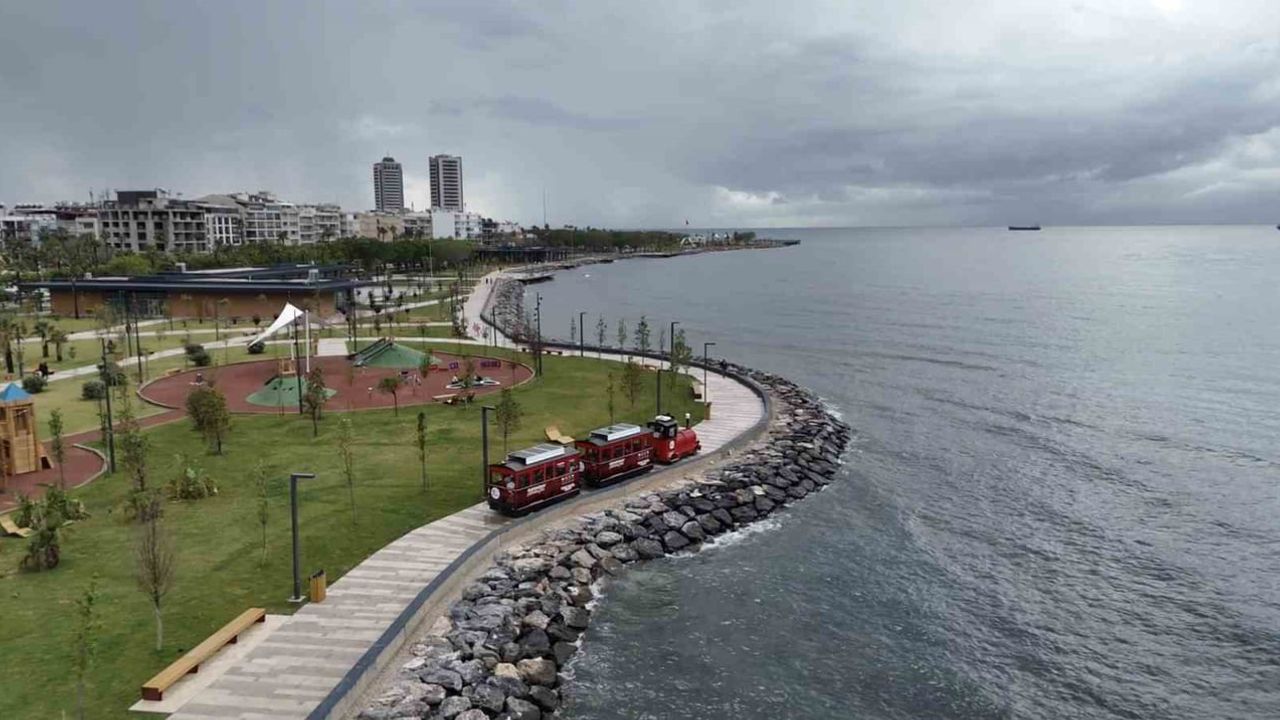 İskenderun sahilinde ücretsiz nostaljik gezi treni hizmete girdi