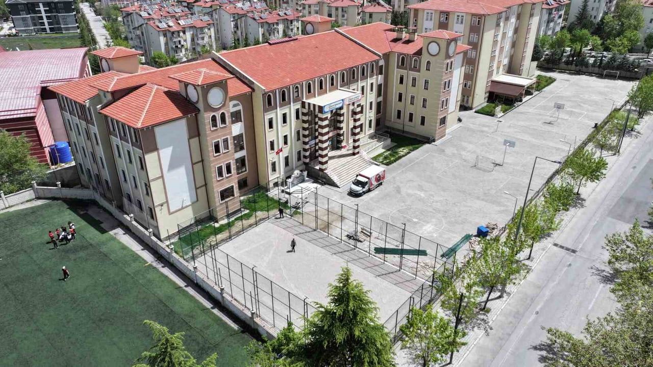 Isparta Belediyesi 3 okula sentetik çim saha, 1 okula kapalı spor salonu kazandırıyor