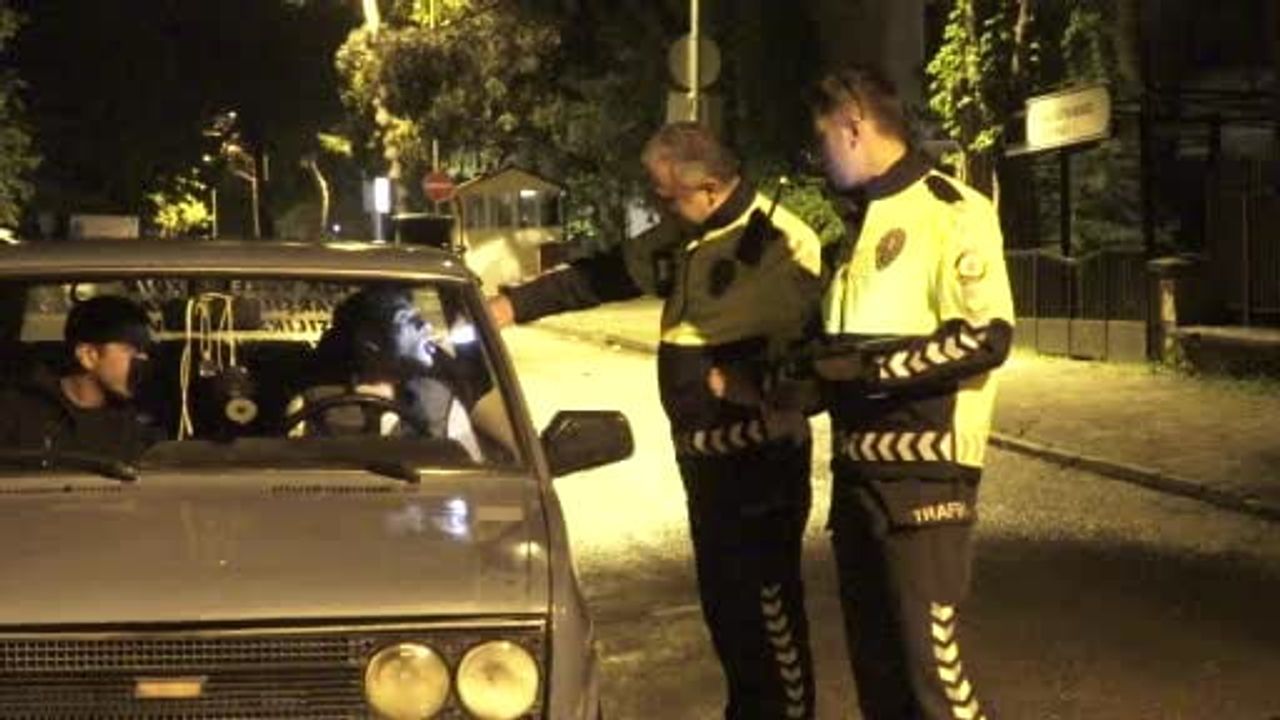 Isparta'da alkol denetiminde yolcunun gazeteciye tehdidi: 'Senin donuna kadar alırım'