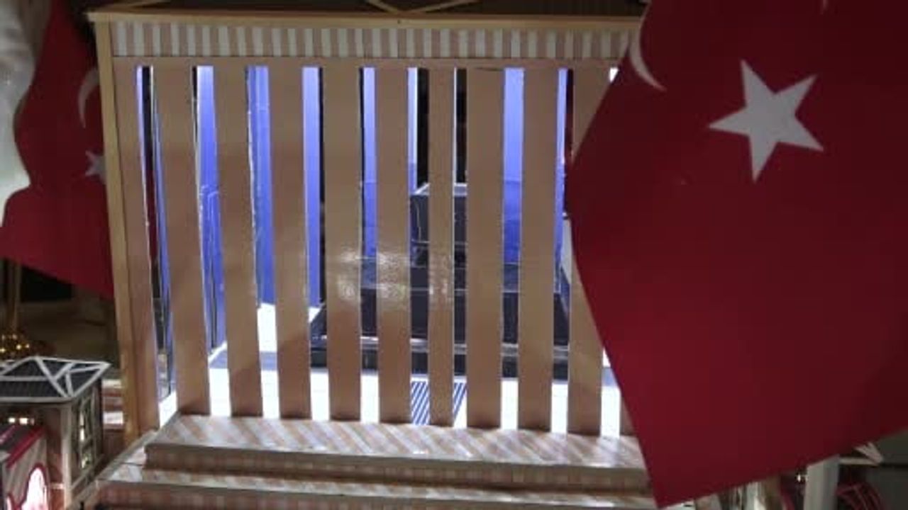 Isparta'da emekli usta Güner Ersöz atık malzemelerle tarihi maketler yapıyor