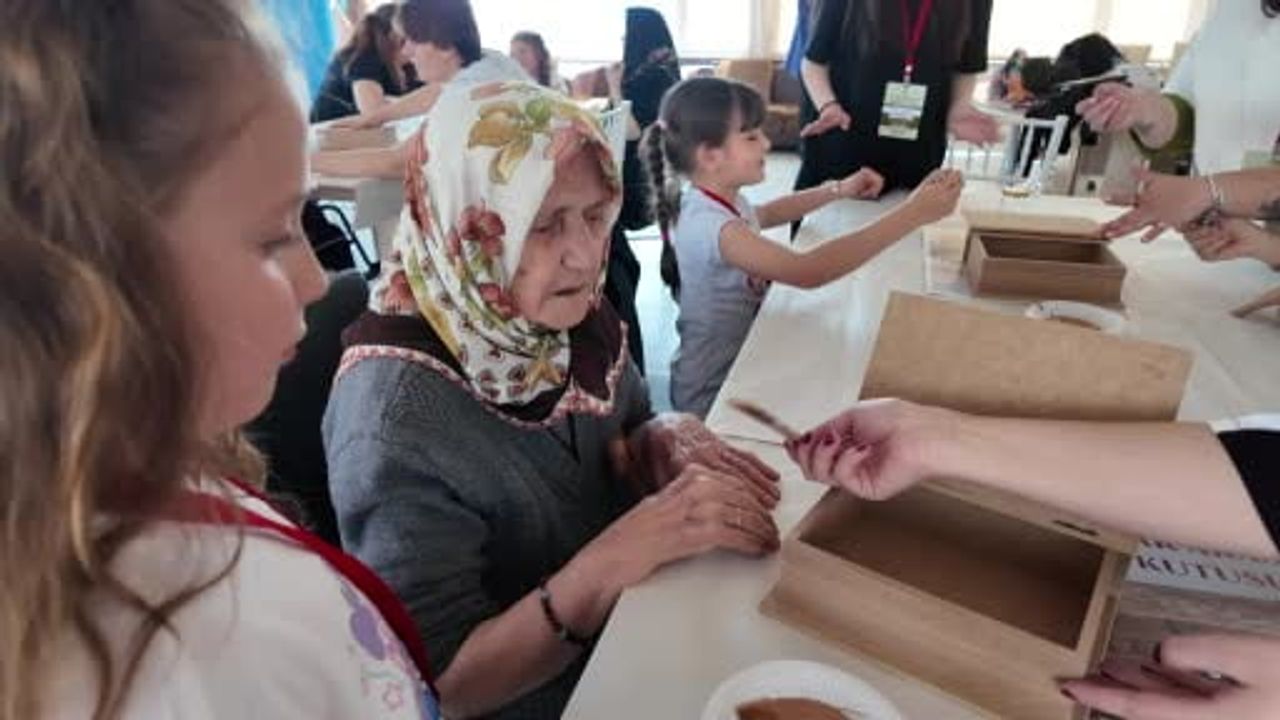 Isparta'da 'Kuşaklar Arası Miras Kutusu' üç kuşağı bir araya getirdi