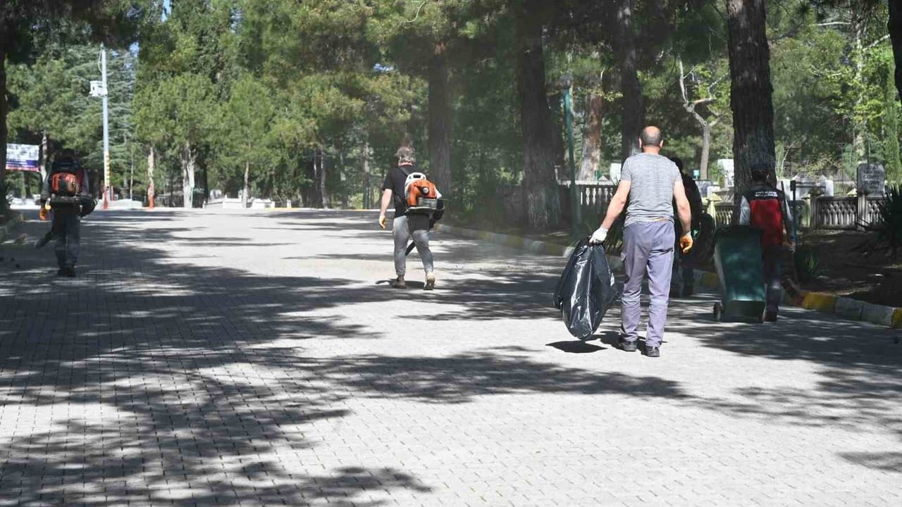Isparta'da mezarlıklar Kurban Bayramı ziyaretine hazırlanıyor
