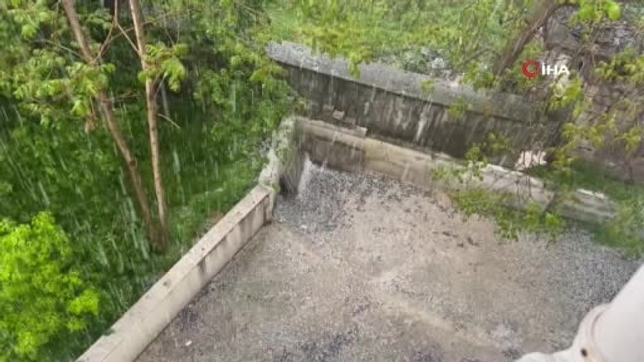 Isparta'da sağanak etkili oldu; Eğirdir'de dolu elma bahçelerine zarar verdi