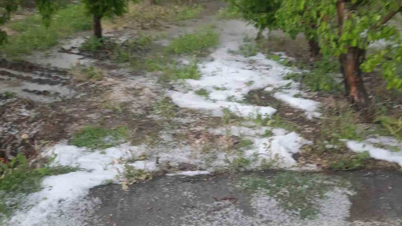 Isparta'da sağanak ve dolu etkili oldu: Eğirdir'de meyve bahçeleri zarar gördü