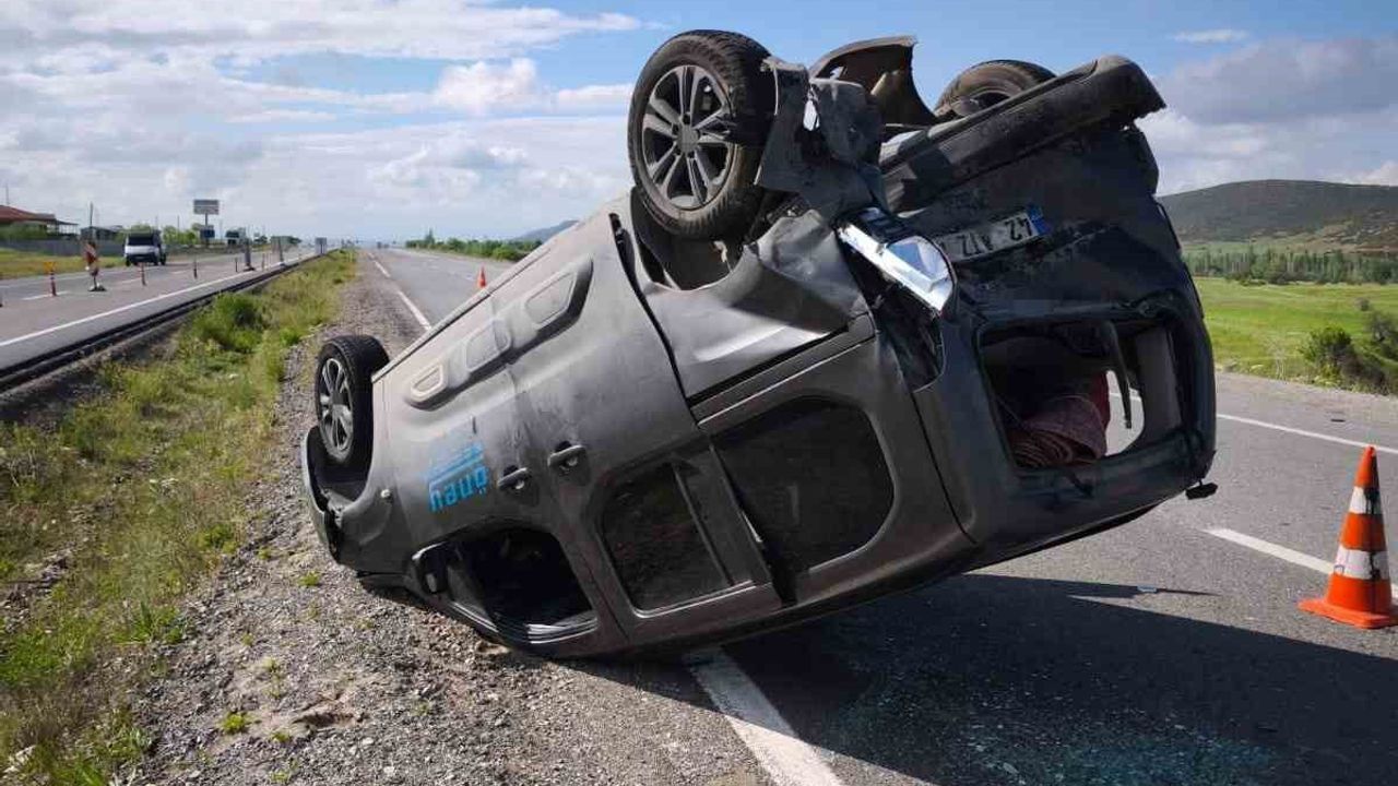 Isparta-Konya Karayolunda Otomobilin Kamyonete Arkadan Çarpması: 8 Yaralı