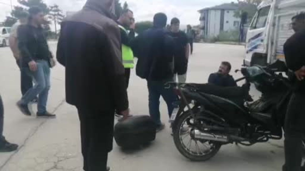 Isparta Yalvaç'ta kamyonet-motosiklet çarpışması: motosiklet sürücüsü yaralandı