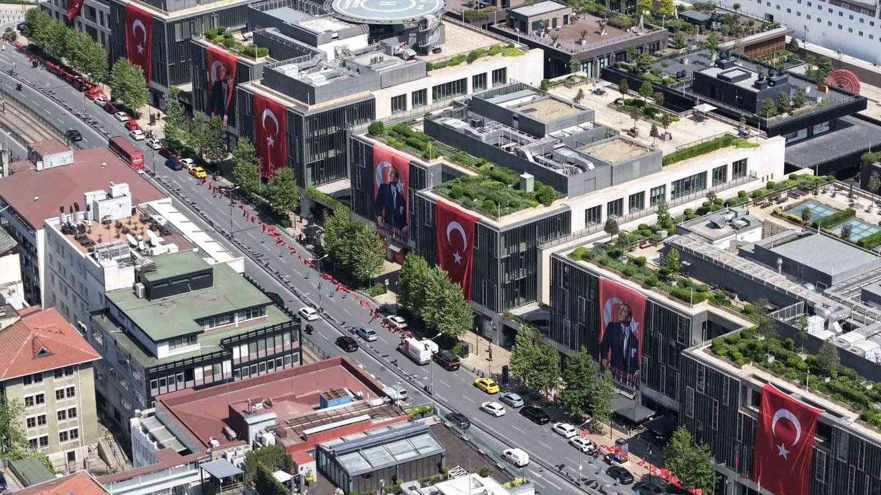 İstanbul'da 19 Mayıs: Beyoğlu'nda Bayraklarla Boğaz Manzarası Dron Görüntülerine Yansıdı