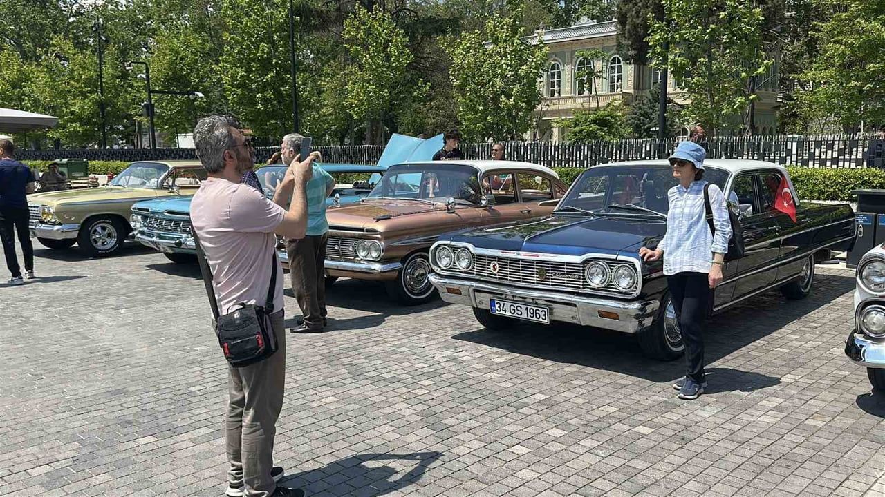 İstanbul'da 19 Mayıs Coşkusu: Beyoğlu'nda 33 Klasik Otomobil Nostalji Yaşattı