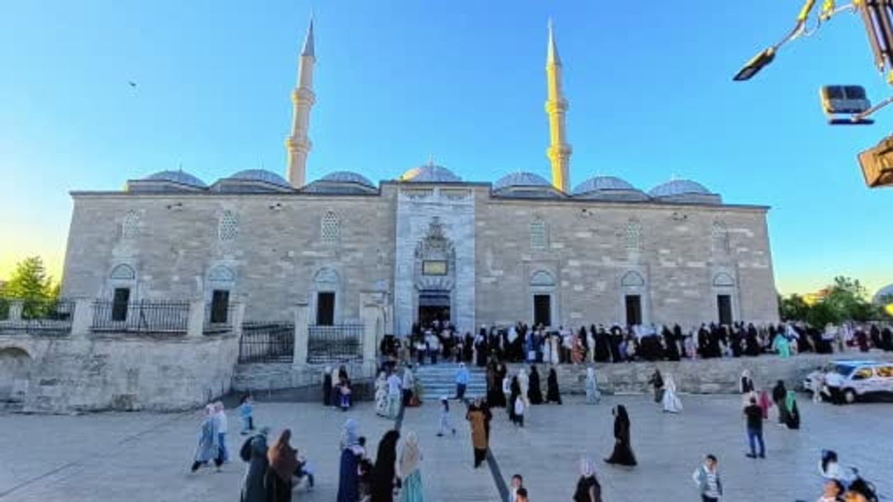İstanbul'da binlerce kişi Fatih Camii'nde Kurban Bayramı namazına katıldı