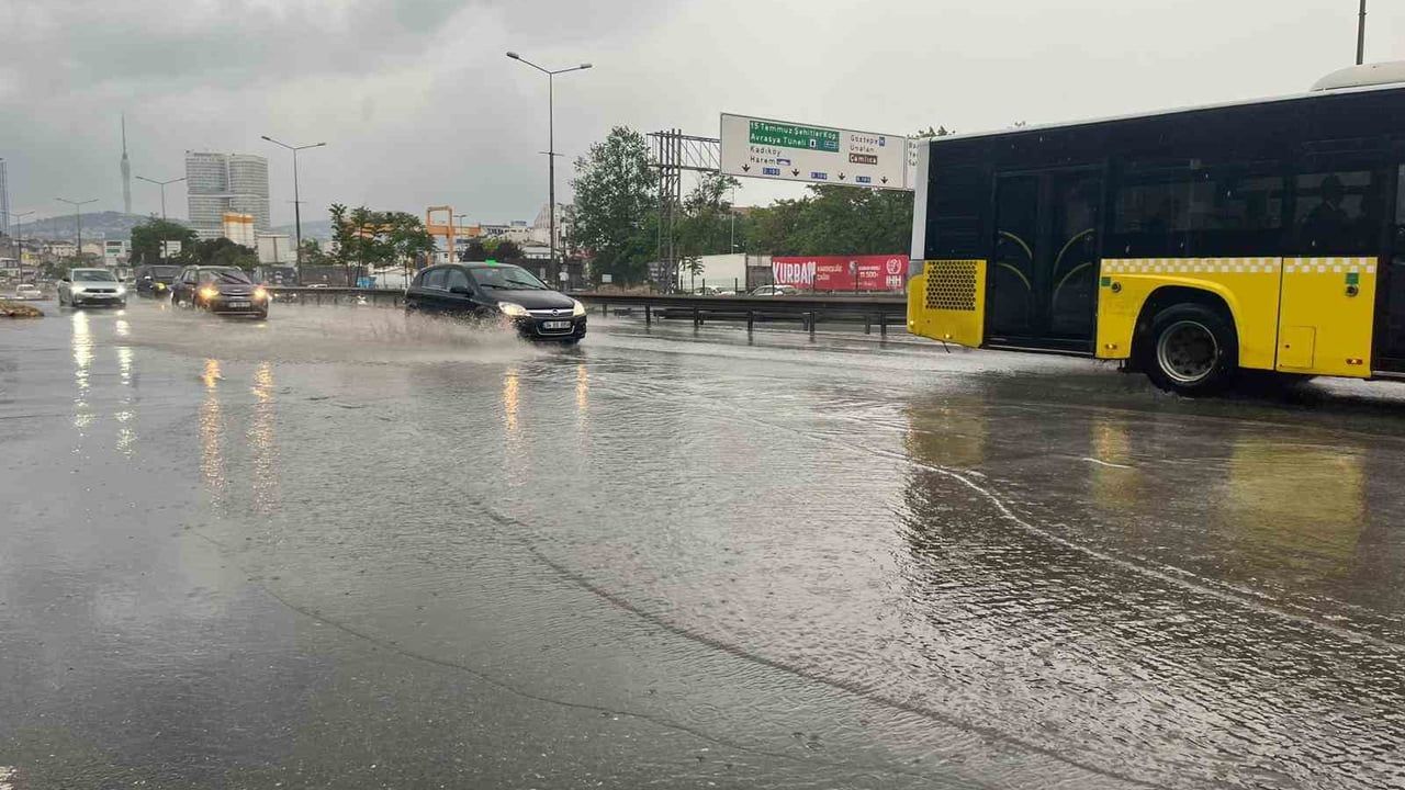 İstanbul'da sağanak etkili oldu: Cadde ve sokaklar su birikintileriyle boğuşuyor