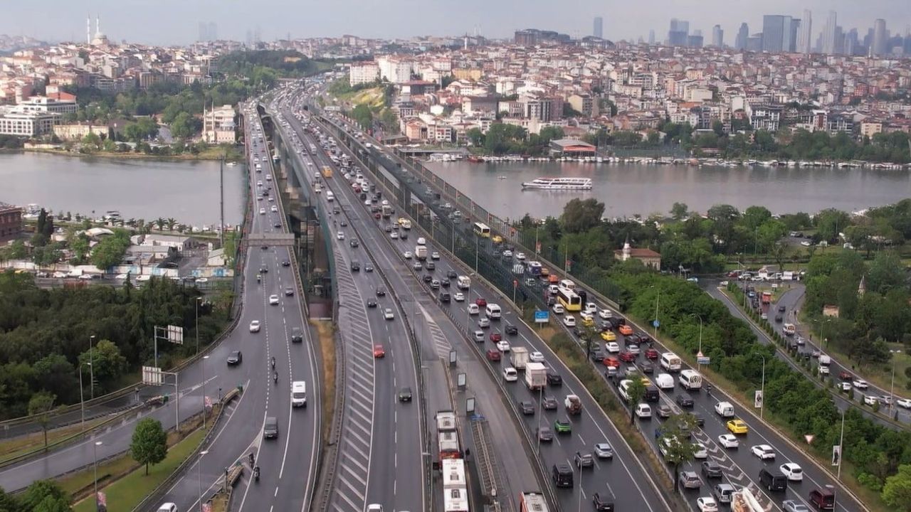 İstanbul'da sağanak yağış ve UEFA Avrupa Ligi finali yolları kapattı; trafik yüzde 87'e çıktı