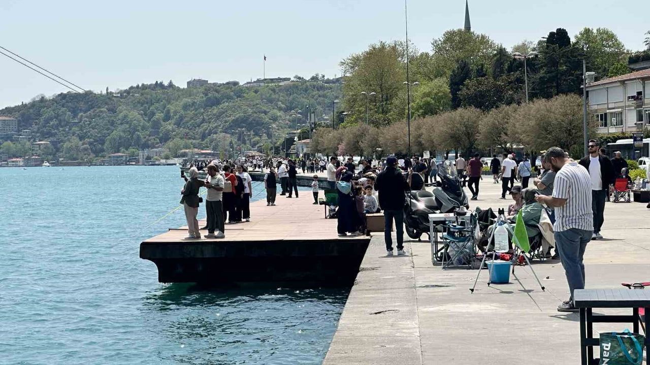İstanbul'da sıcaklık 20 dereceyi aştı, Emirgan sahili doldu