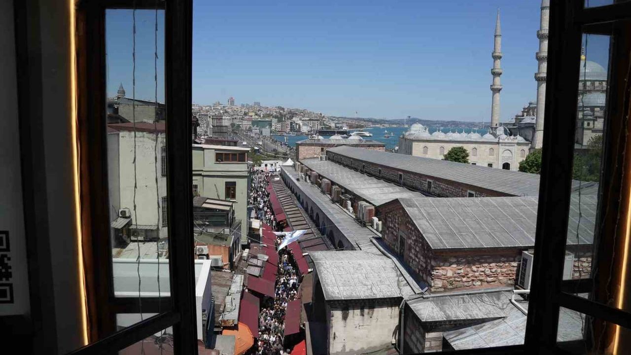 İstanbullular 19 Mayıs tatilinde Eminönü'ne akın etti: Mısır Çarşısı'nda yoğunluk