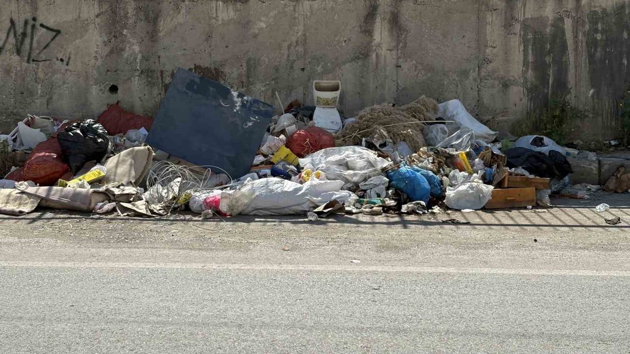 İzmir Buca'da Bayram Sabahı Çöp Yığınları: Vatandaşlar Temizlik Talep Ediyor