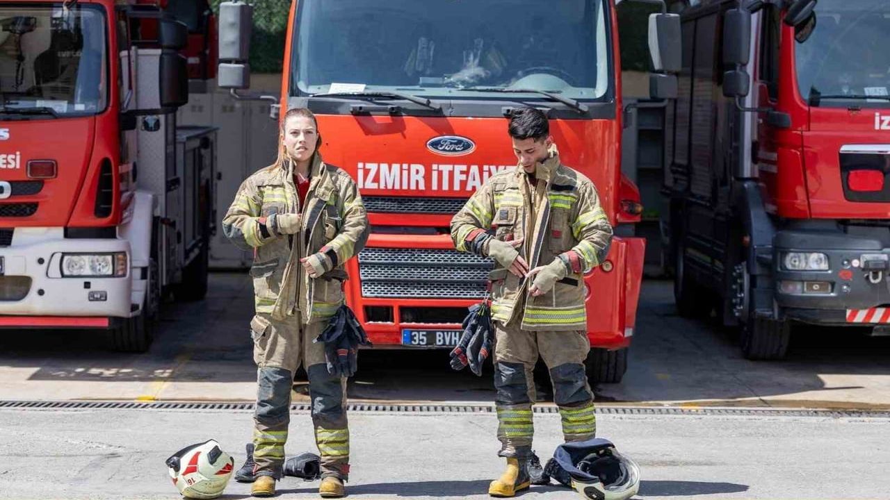 İzmir Büyükşehir Belediyesi’nde görev yapan genç itfaiyeciler Arda Çelik ve Berra Uymaz