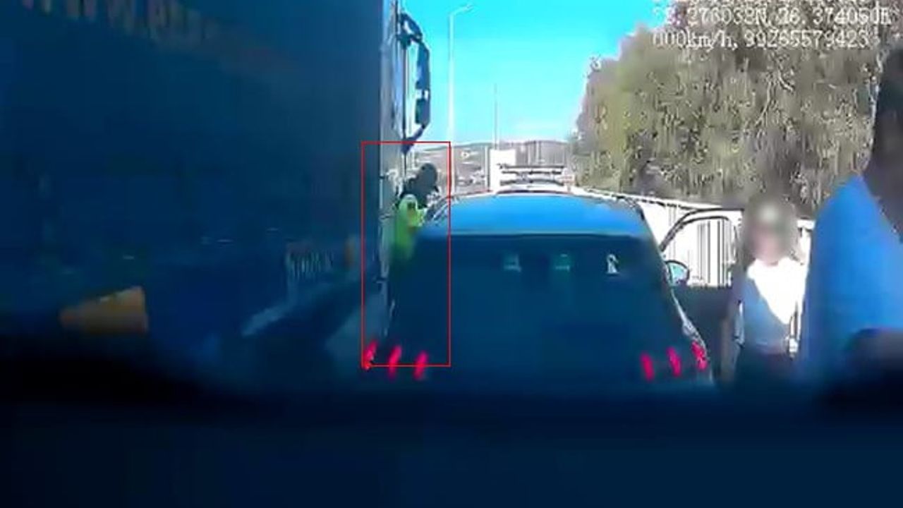İzmir-Çeşme Otoyolunda Yakıtı Biten Araca Yardım Eden Jandarma Personeli Yaralandı